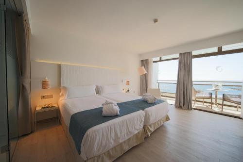 2 twin beds, 1 sofa bed