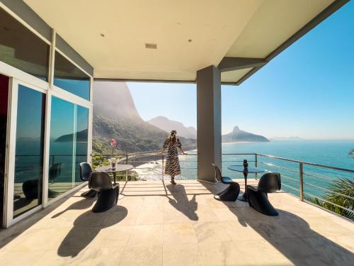 Balcony/terrace, La Suite by Dussol in Joatinga