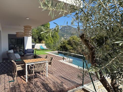 Prestige Villa - Swimming pool - View - Elevator