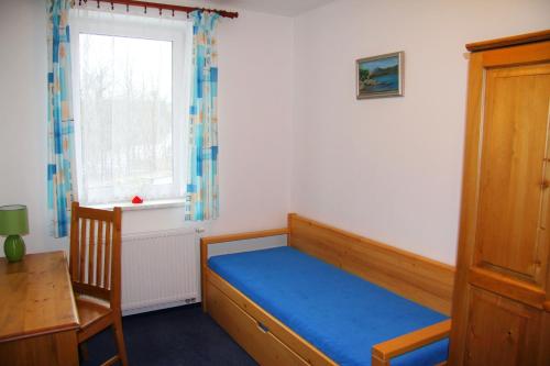 1 queen bed, 3 twin beds