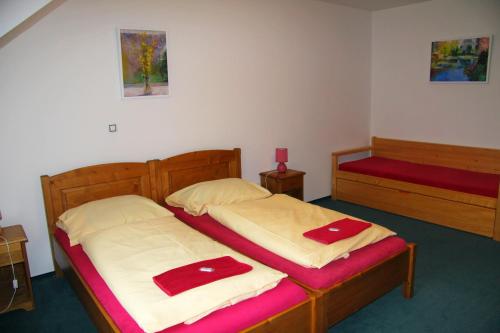 1 queen bed, 2 twin beds