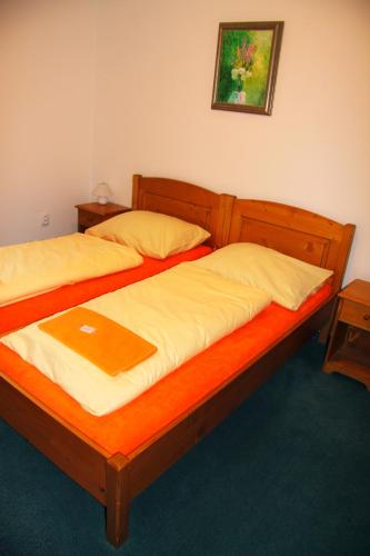 1 queen bed, 2 twin beds