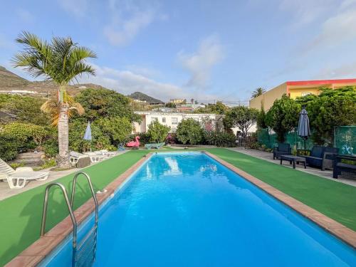Exterior view of Apartamentos Luymar vista al mar y piscina