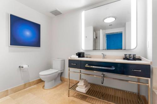 Fontainebleau Jr Suite Ocean View - image 5