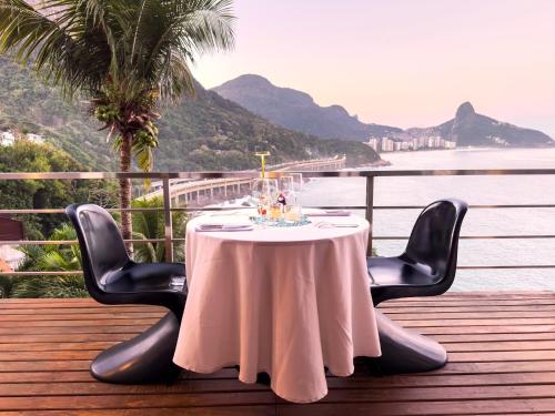 Restaurant, La Suite by Dussol in Joatinga