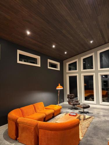 McCracken's Mid Century Modern Luxury Cottage in Mt Julian (ON)