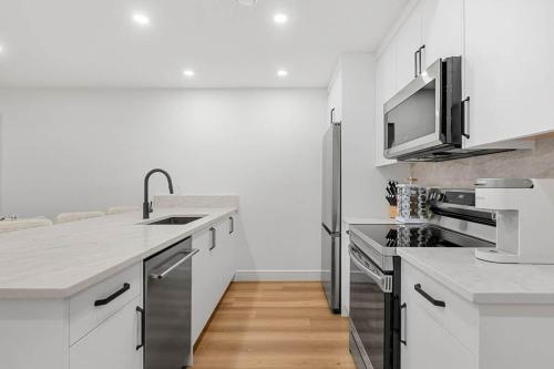 Brand New Bright Luxury 3BD/2BATH - King Bed - image 4