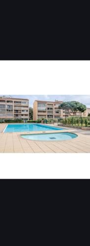 Charment petit t2 en duplex piscine