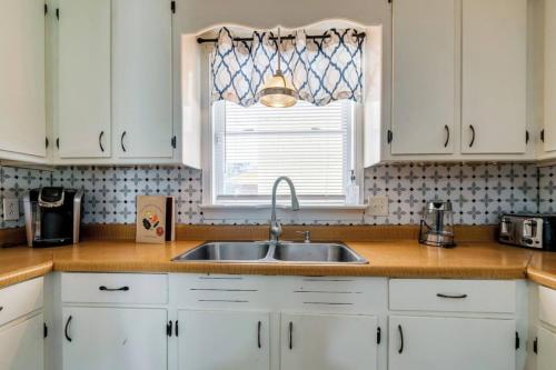 Pet Friendly 4BR 2.5BA Home in Clayton NC Sleeps 8 Minutes from Raleigh in Selma