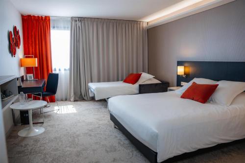 1 queen bed, 1 sofa bed