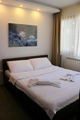 1 queen bed, 2 twin beds