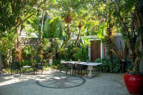 Garden, La Suite by Dussol in Joatinga