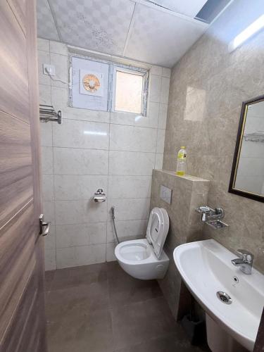 3 Bhk Entire Flat in chandigarh- Cozy and Modern - image 2