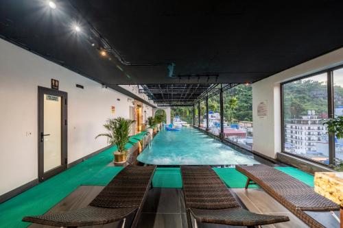 泳池, Cat Ba Vista Luxury Hotel - New 2026 - Rooftop Infinity Pool in 杭隋