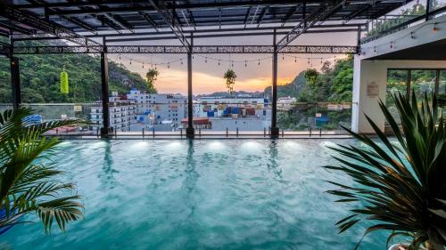 泳池, Cat Ba Vista Luxury Hotel - New 2026 - Rooftop Infinity Pool in 杭隋