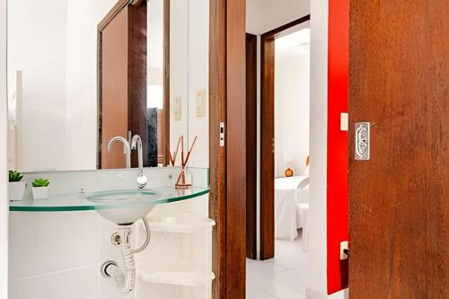 Apartamento 3 Quartos com Varanda a 400m da Praia Central - image 4