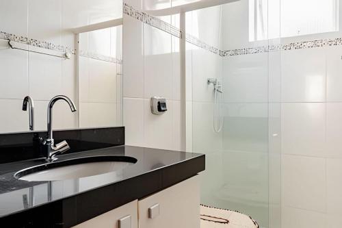 Apartamento 3 Quartos com Varanda a 400m da Praia Central - image 3