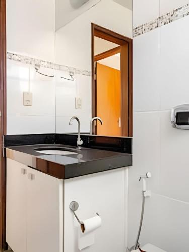 Apartamento 3 Quartos com Varanda a 400m da Praia Central - image 2