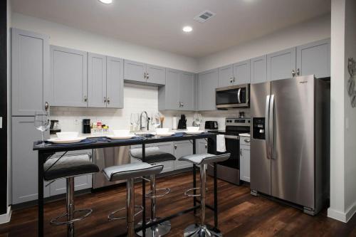 Modern 2BR Getaway-w Parkng, Near Rvrwlk&Conv Ctr near Mission Concepcion