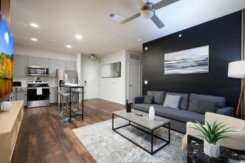 Modern 2BR Getaway-w Parkng, Near Rvrwlk&Conv Ctr near Mission Concepcion