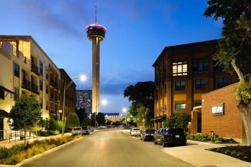 Modern 2BR Getaway-w Parkng, Near Rvrwlk&Conv Ctr near Mission Concepcion