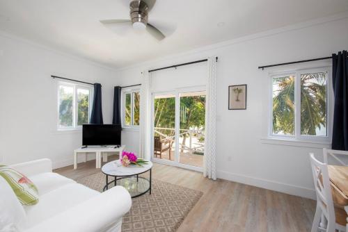 Laughing Bird Studio #7 - Brand New Stylish Apartment, Pool, Bea condo in Governor's Harbour