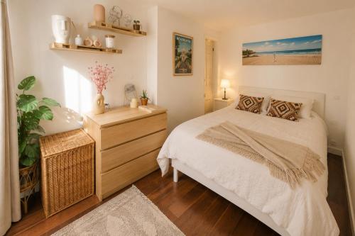 Bright 2-Bedroom Apartment I 5 guests I Near République, canal Saint Martin & Le Marais