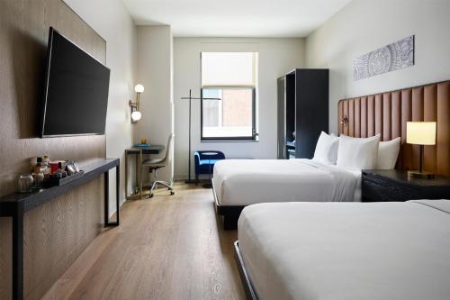 2 queen beds