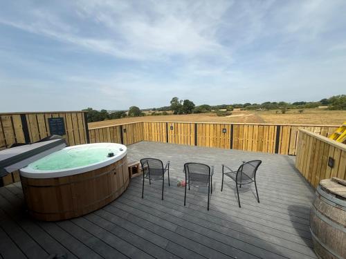 Coldharbour Loft with 'Hot Tub in the Sky' in Tenterden