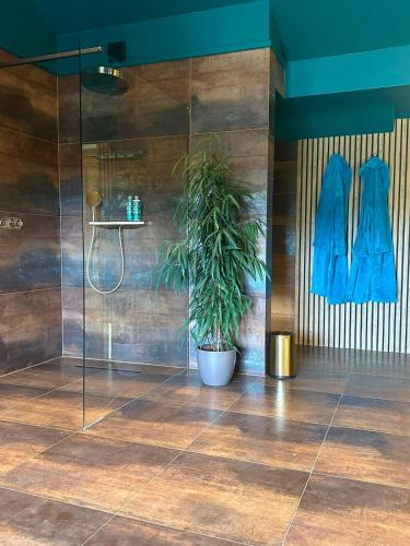 Coldharbour Loft with 'Hot Tub in the Sky' in Tenterden