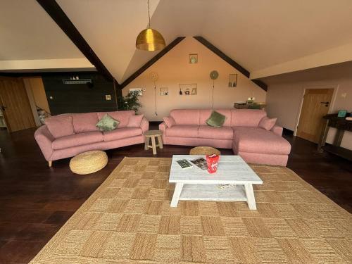 Coldharbour Loft with 'Hot Tub in the Sky' in Tenterden