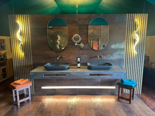 Coldharbour Loft with 'Hot Tub in the Sky' in Tenterden
