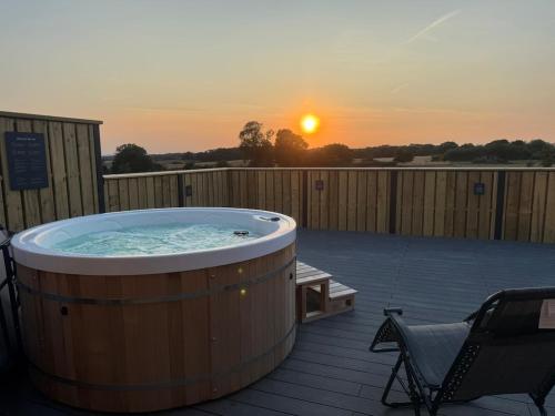 Coldharbour Loft with 'Hot Tub in the Sky' in Tenterden