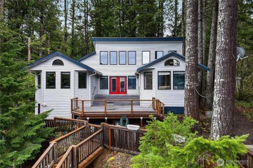 Woodpecker house in Hoodsport (WA)