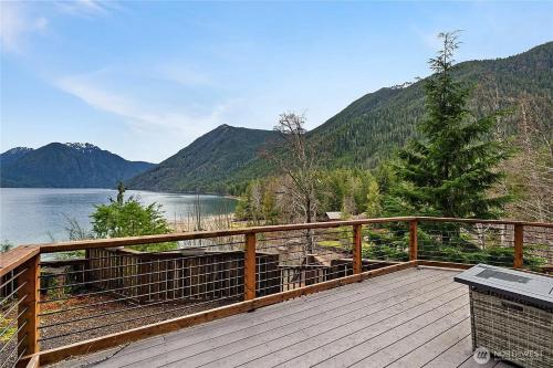 Woodpecker house in Hoodsport (WA)