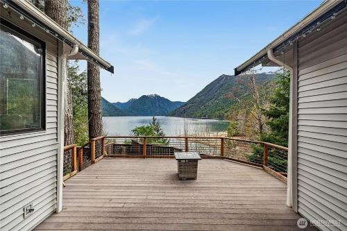 Woodpecker house in Hoodsport (WA)