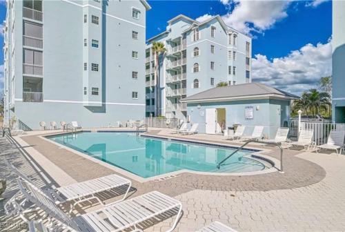 South end 2BR 2BA Across Street from Beach - image 3
