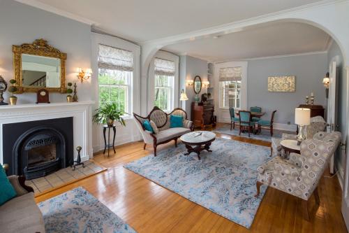 Shared lounge/TV area, Aldrich Guest House in Galena (IL)