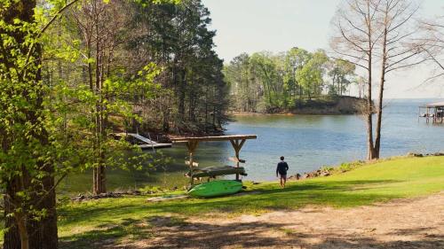 . Lakefront 3BR with Bunkhouse and Kayaks, Rowboat Included