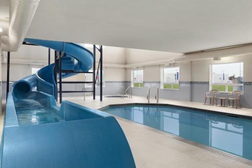 游泳池, 約克頓溫德姆戴斯套房酒店 (Days Inn & Suites by Wyndham Yorkton) in 約克頓