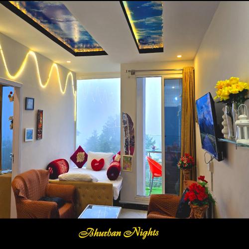 Közös társalgó / TV, Bhurban Nights - Glass Bed Murree Hills View - Lift - 15 Minutes from Murree & Mallroad in Bhurban