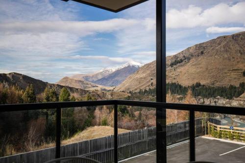 Modern Apartment with Mountain Views-free parking - image 2