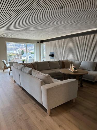 Large cabin with barbecue hut, sauna and boat in Skånevik (Large cabin with barbecue hut, sauna and boat in Skanevik) in Skanevik