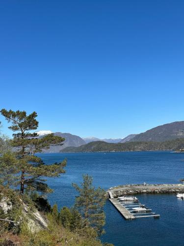 Large cabin with barbecue hut, sauna and boat in Skånevik (Large cabin with barbecue hut, sauna and boat in Skanevik) in Skanevik