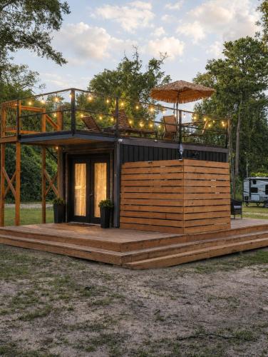 Cozy Rooftop Container with Hot Tub - 15 min from Franklinton & 19 mins to the Bogue Chitto State Park