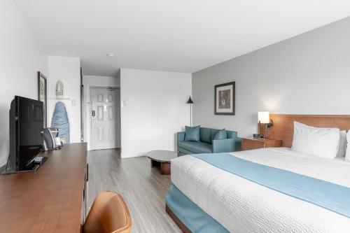 Ramada by Wyndham Surrey/Langley Room Type - Business King Room