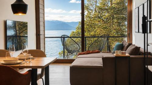 2BR apartment with lake view, heated pool, dishwasher