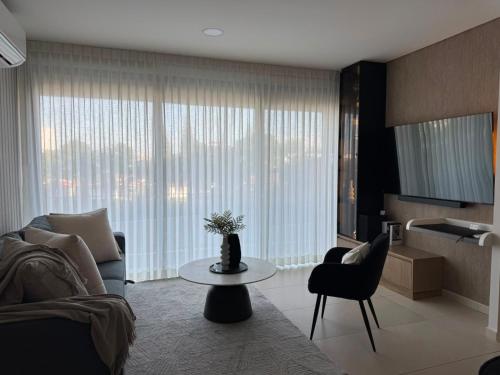 Departamento boutique a un lado del consulado EU