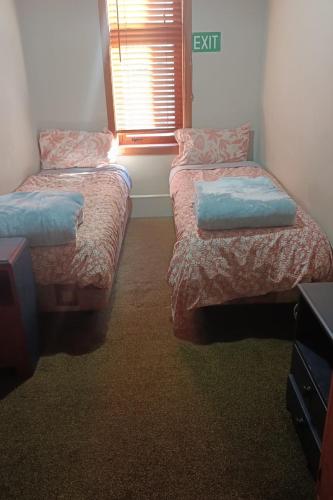 2 twin beds