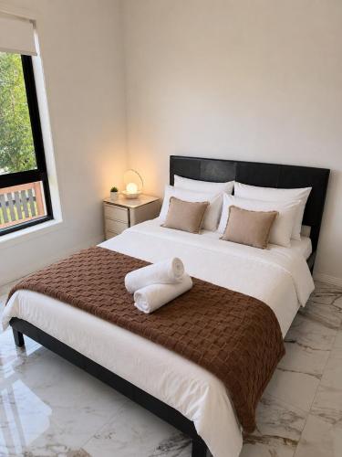 Entire 2-Bedroom House Private Entrance and Free Parking